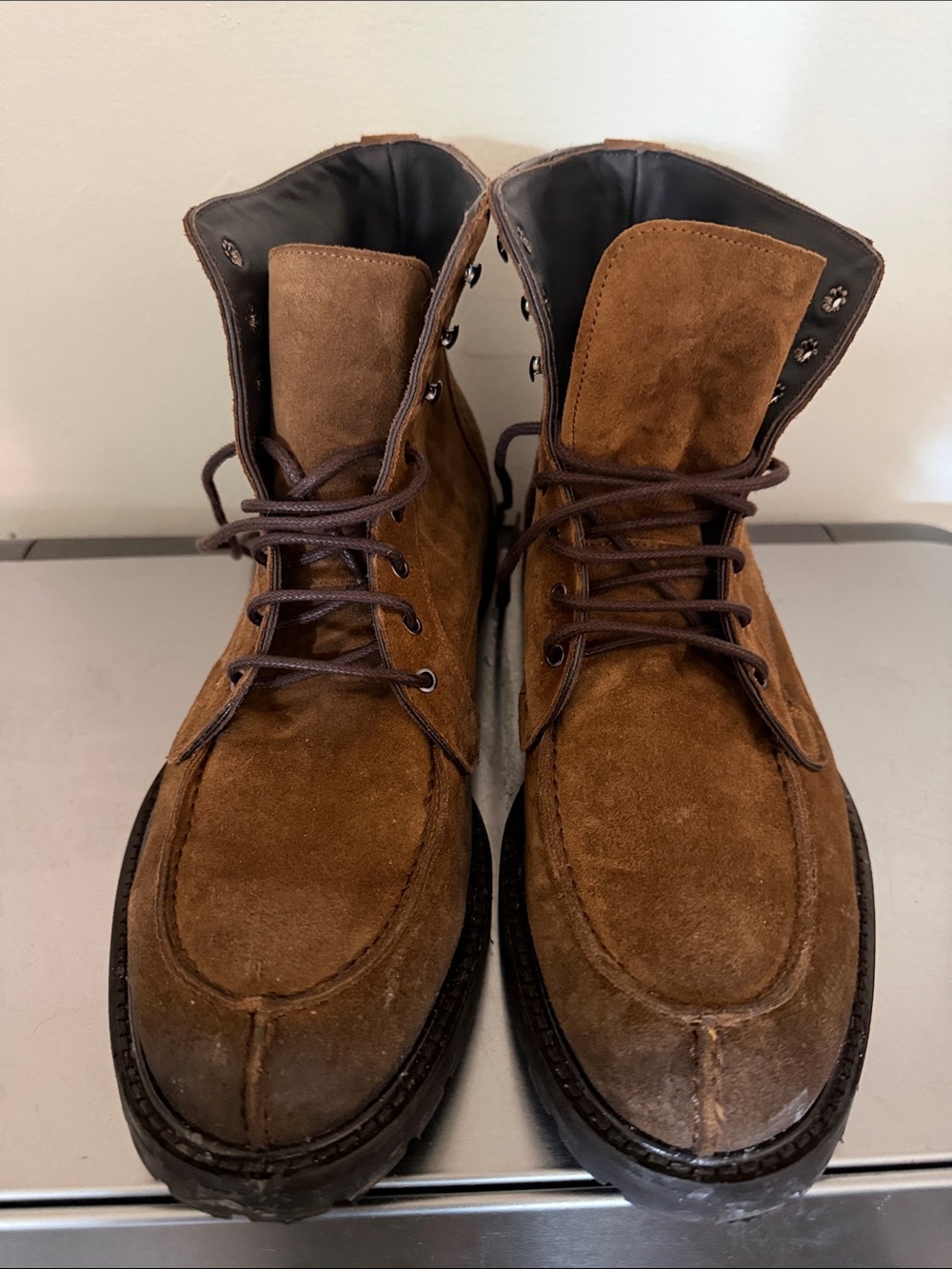 Men's Brown Suede Chukka Boots with Lace-Up Closure